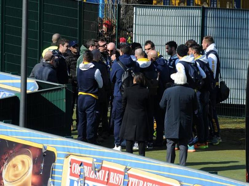 Il capitano del Parma Alessandro Lucarelli a colloquio insieme ad altri giocatori crociati con una delegazione di tifosi prima del match contro l&#39;Atalanta. Ansa
